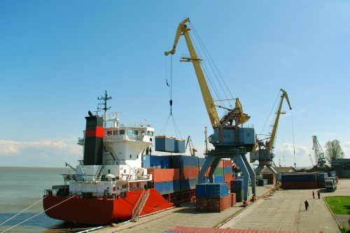 CONTAINER CARGO SHIP UNLOADING